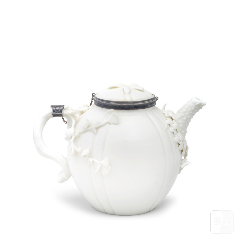A large Saint-Cloud silver-mounted white teapot and cover, circa 1740 - 图4